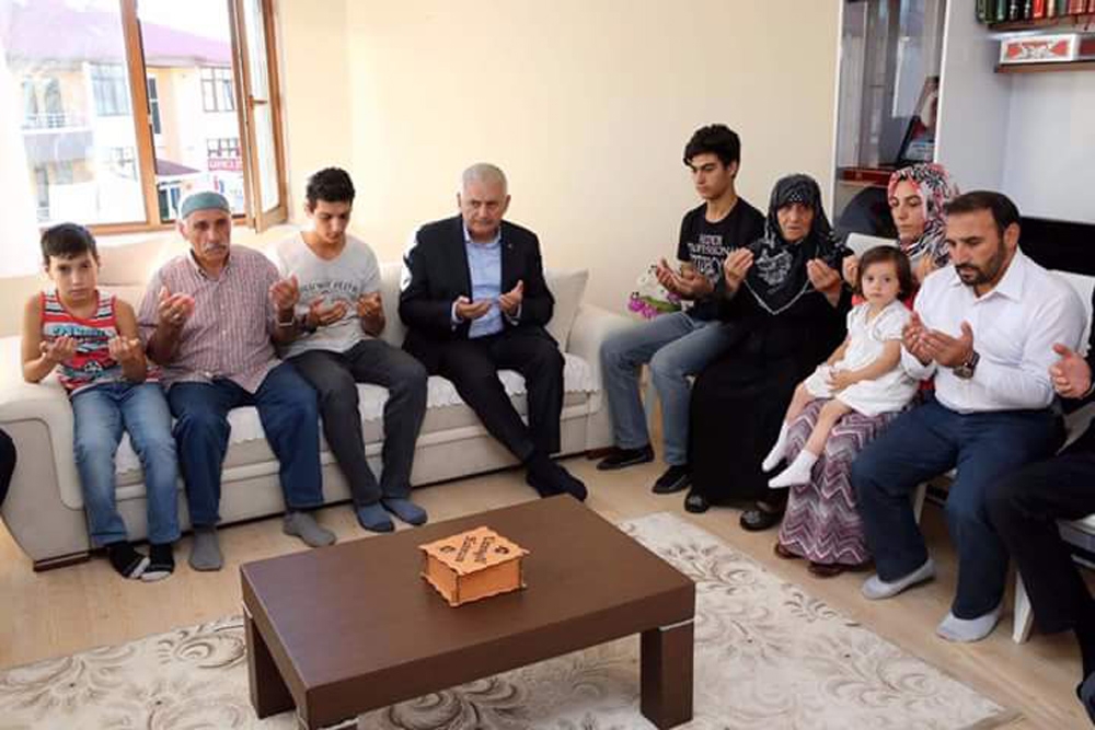 Başbakan'dan şehit ailelerine ziyaret